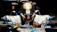 Lewis Hamilton v tréninku v Abú Zabí