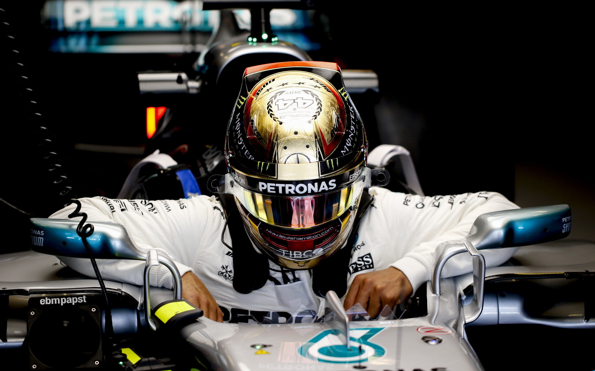 Lewis Hamilton usedá do svého Stříbrného šípu