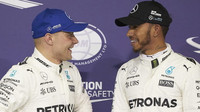 Valtteri Bottas a Lewis Hamilton po kvalifikaci v Abú Zabí