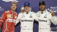 Sebastian Vettel, Valtteri Bottas a Lewis Hamilton po kvalifikaci v Abú Zabí