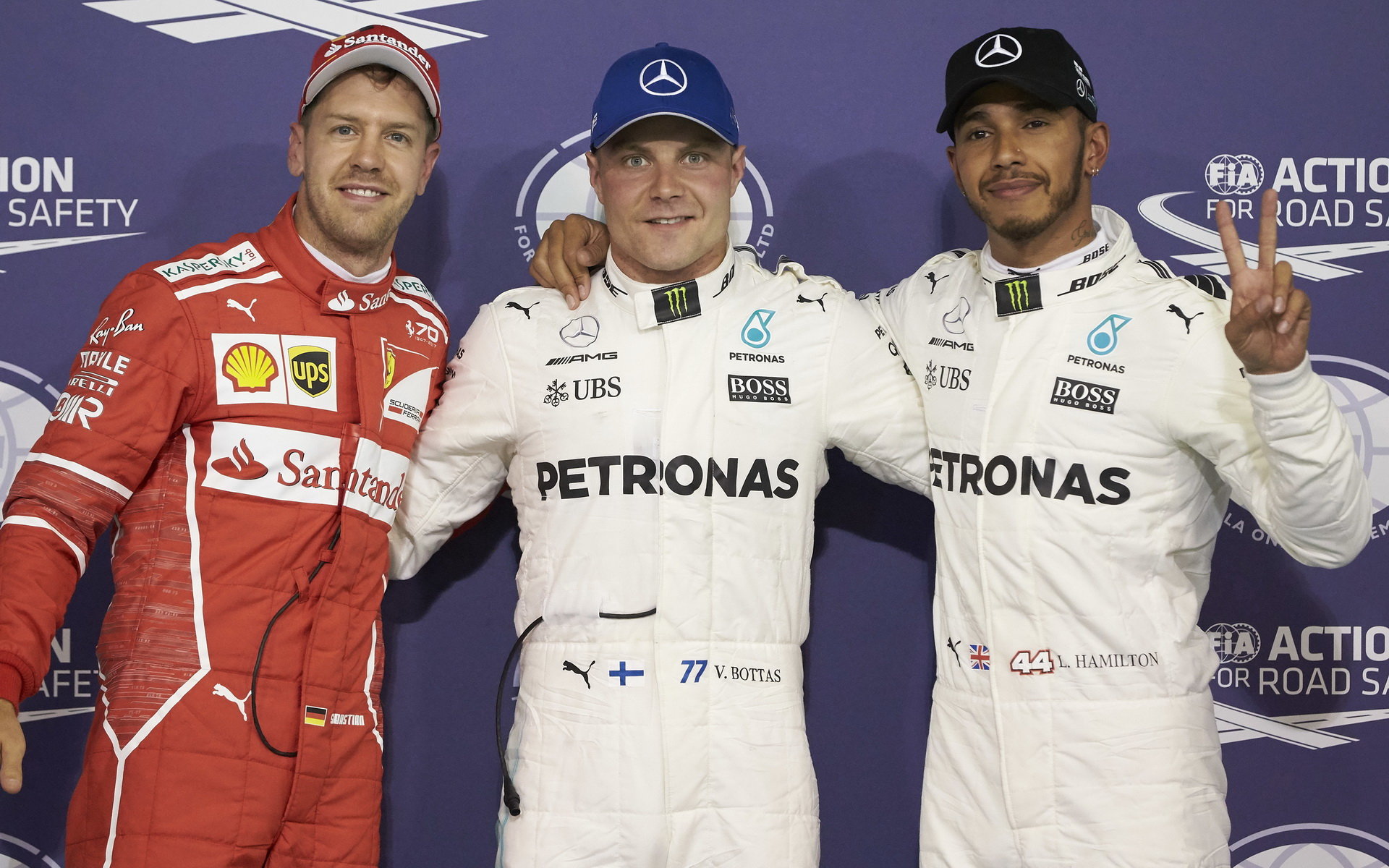 Sebastian Vettel, Valtteri Bottas a Lewis Hamilton po kvalifikaci v Abú Zabí