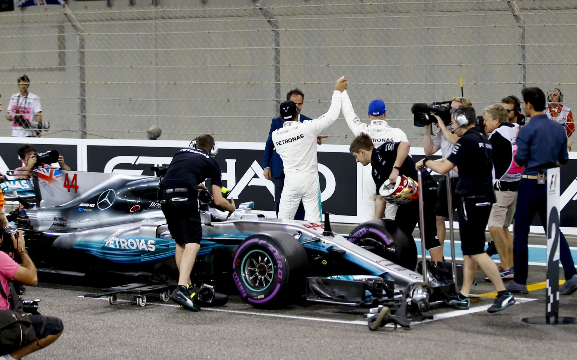 Lewis Hamilton a Valtteri Bottas po kvalifikaci v Abú Zabí