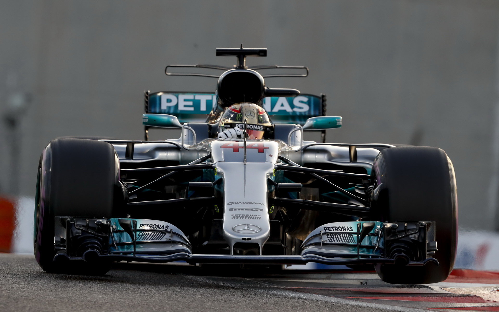 Lewis Hamilton na rovince v Abú Zabí dosáhl 336,3 km/h
