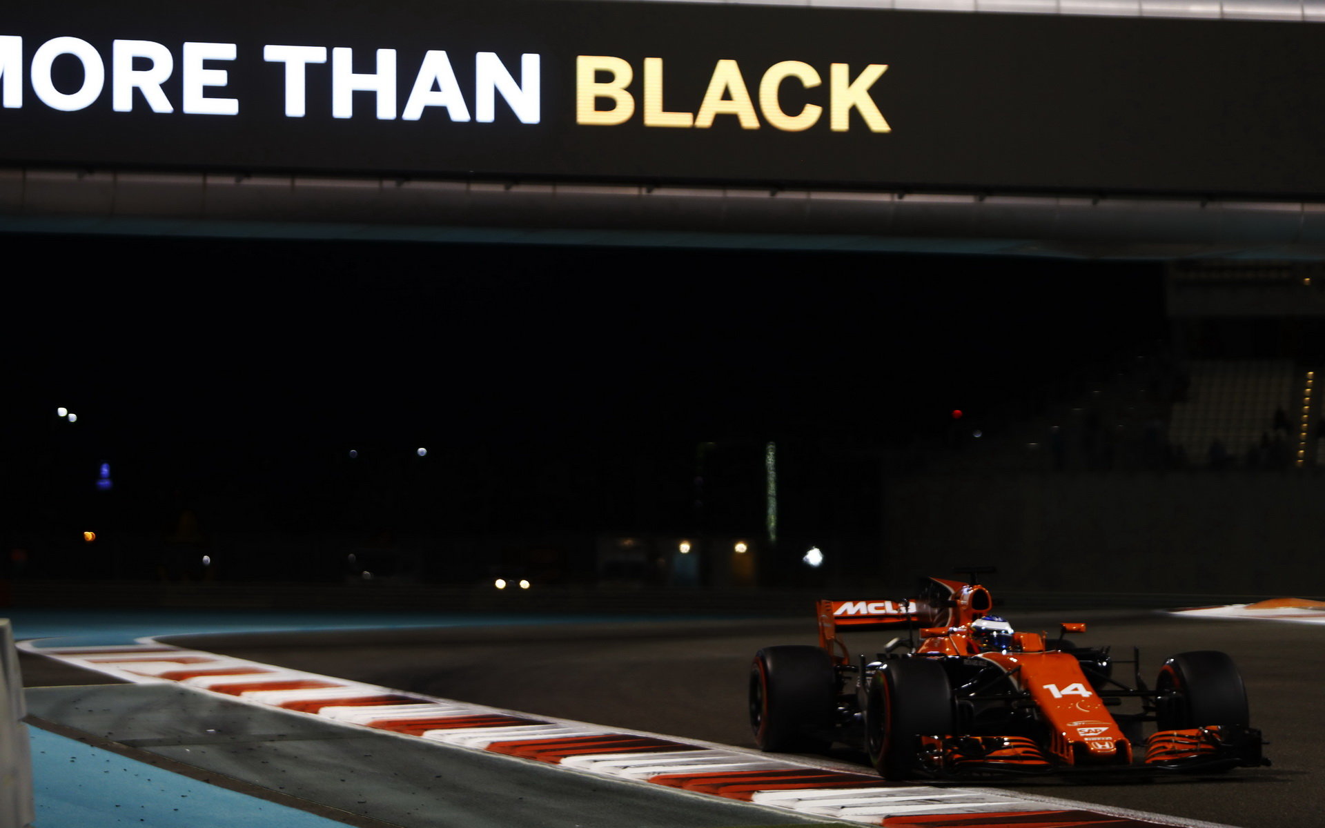 Fernando Alonso v tréninku v Abú Zabí