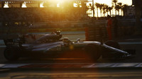 Lewis Hamilton v kvalifikaci v Abú Zabí