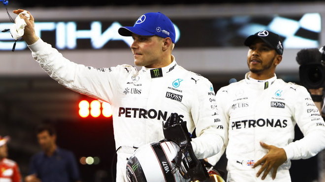 Valtteri Bottas a Lewis Hamilton po kvalifikaci v Abú Zabí