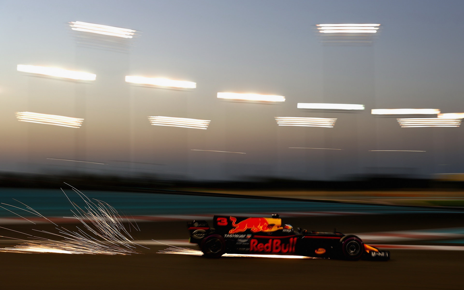 Max Verstappen si myslí, že by s motory Mercedes v F1 jasně dominovali