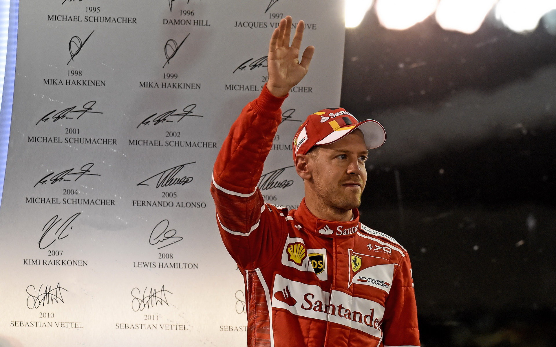 Sebastian Vettel na pódiu po závodě v Abú Zabí