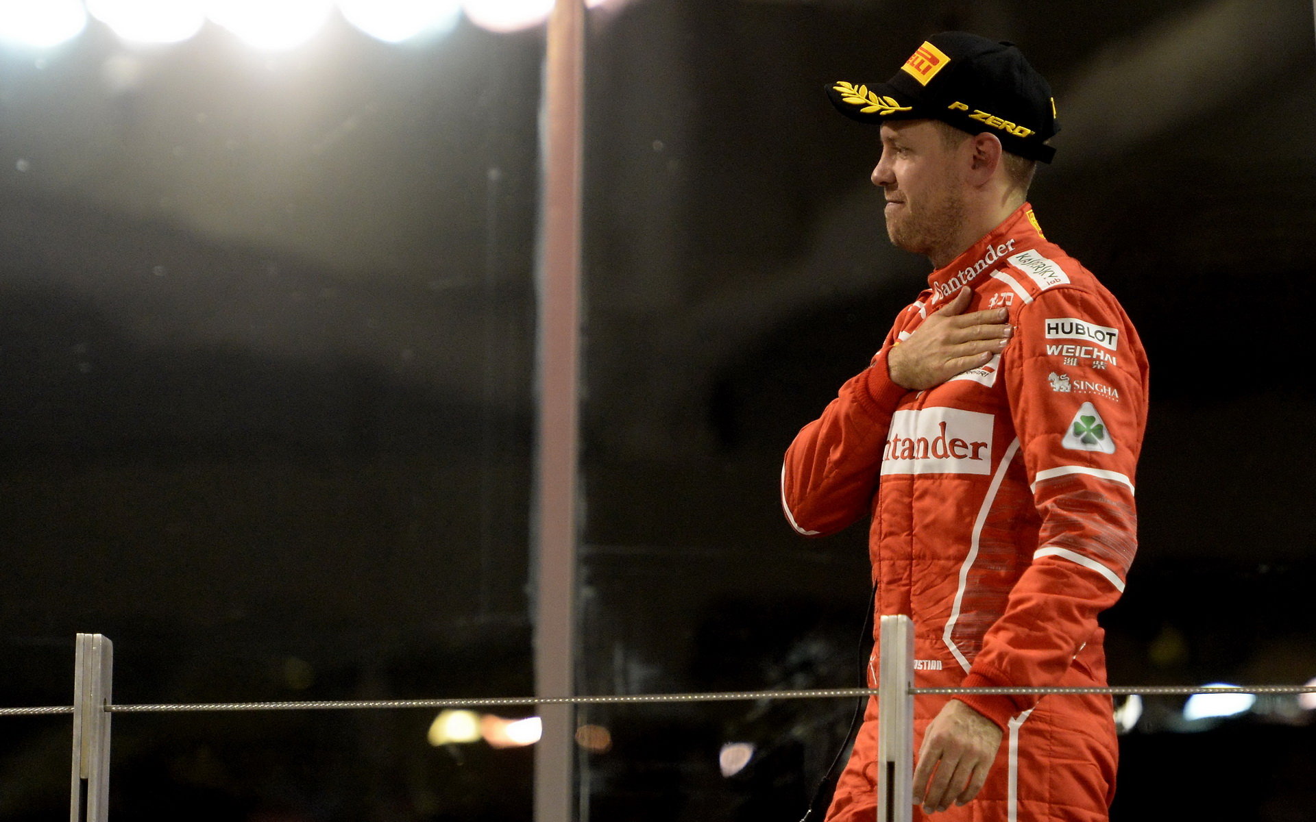 Sebastian Vettel na pódiu po závodě v Abú Zabí