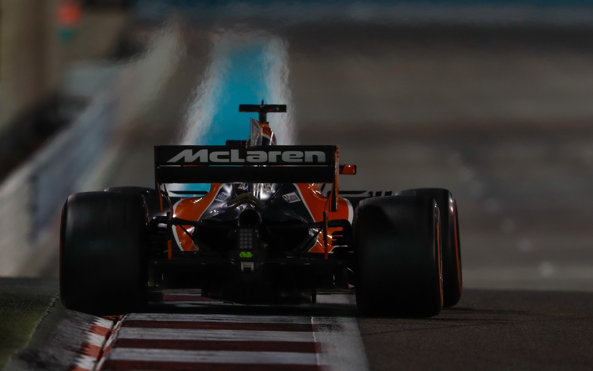 Fernando Alonso v závodě v Abú Zabí