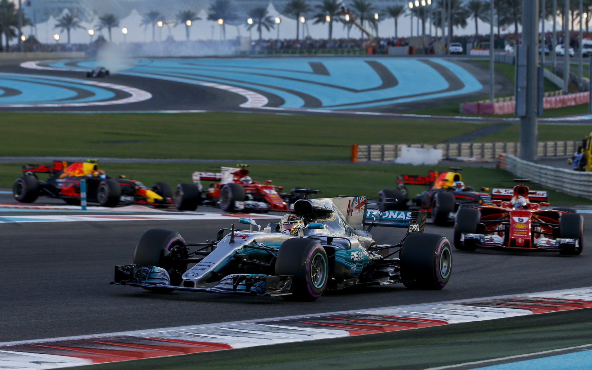 Lewis Hamilton a Sebastian Vettel v závodě v Abú Zabí