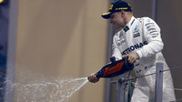 Valtteri Bottas si užívá vítězství v závodě v Abú Zabí