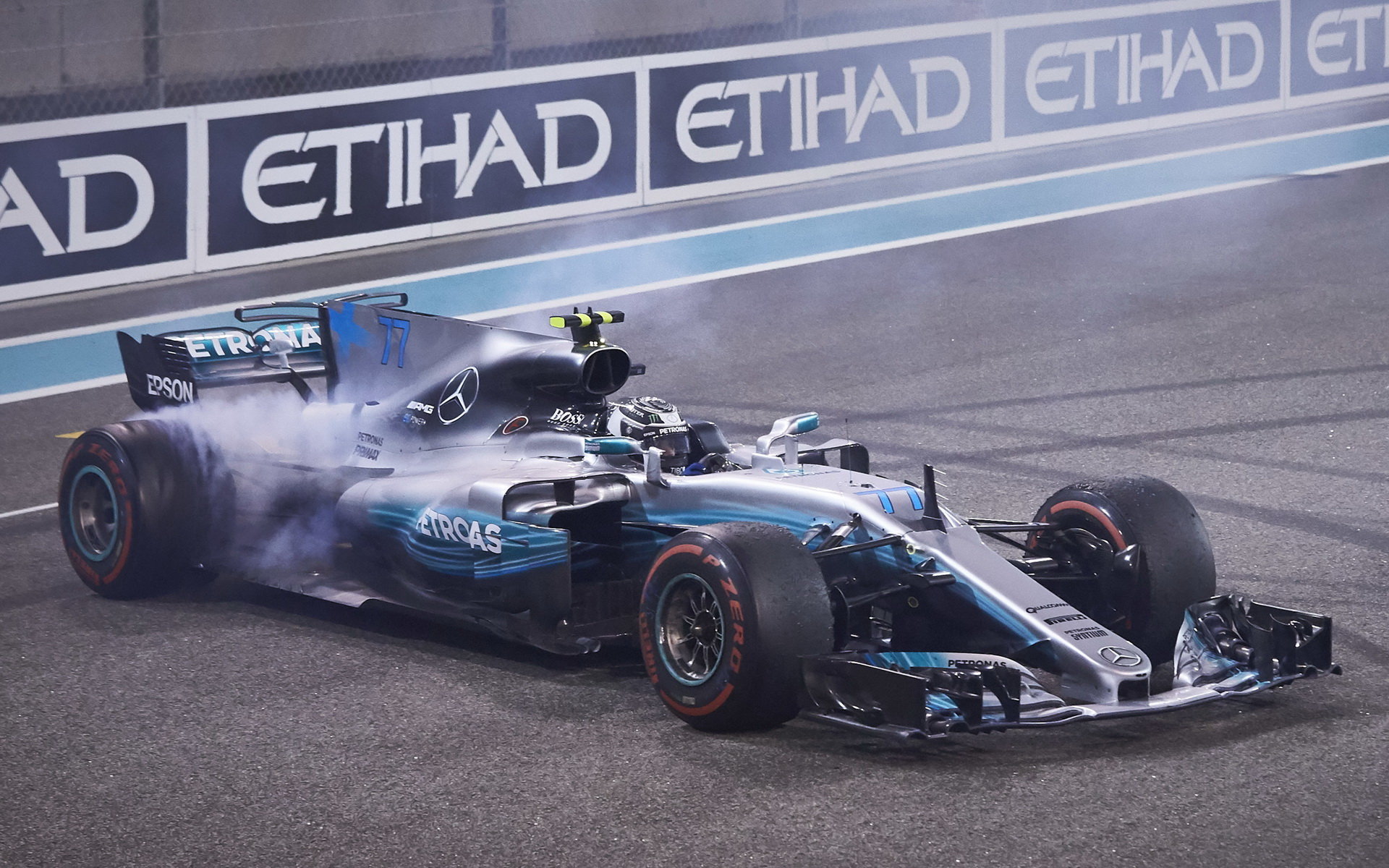Valtteri Bottas protočil svůj Mercedes po závodě v Abú Zabí