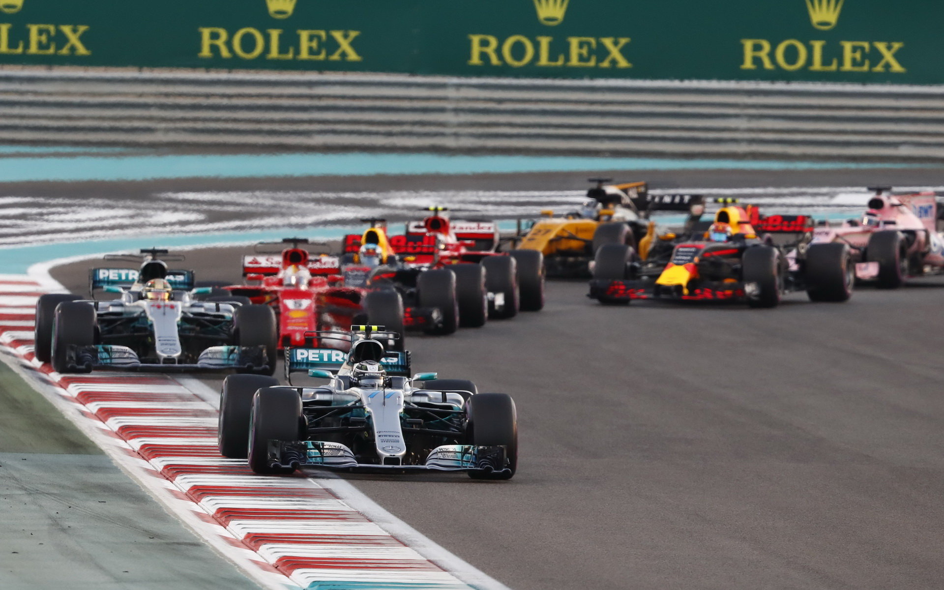 Valtteri Bottas a Lewis Hamilton v závodě v Abú Zabí