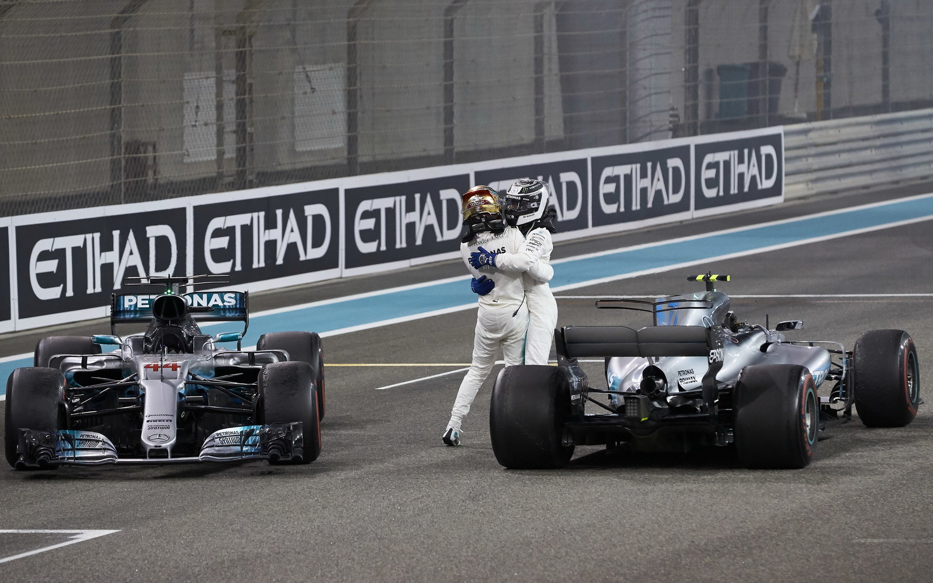 Piloti Mercedesu ve vzájemném objetí po skončení závodu
