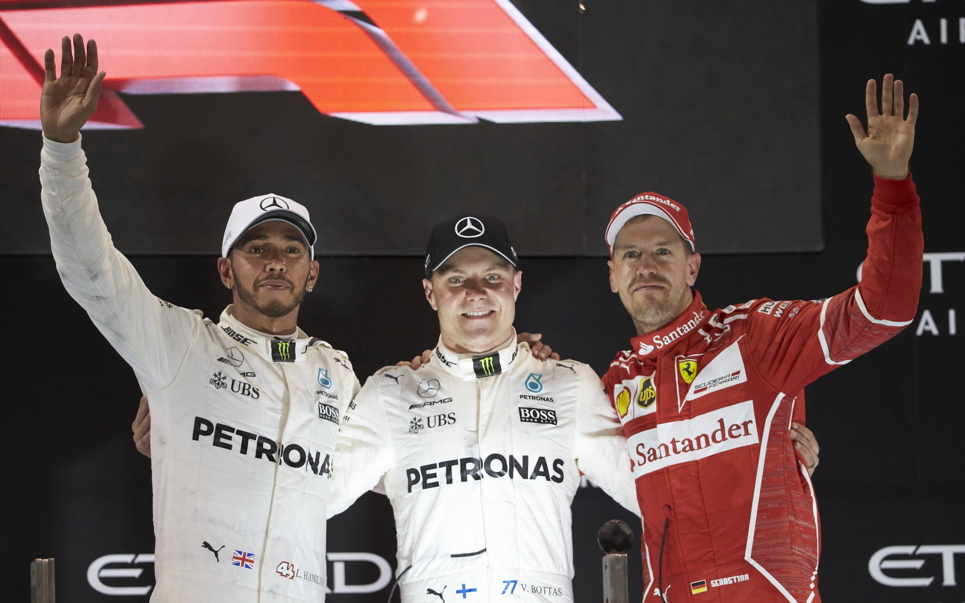 Lewis Hamilton, Valtteri Bottas a Sebastian Vettel na pódiu po závodě v Abú Zabí