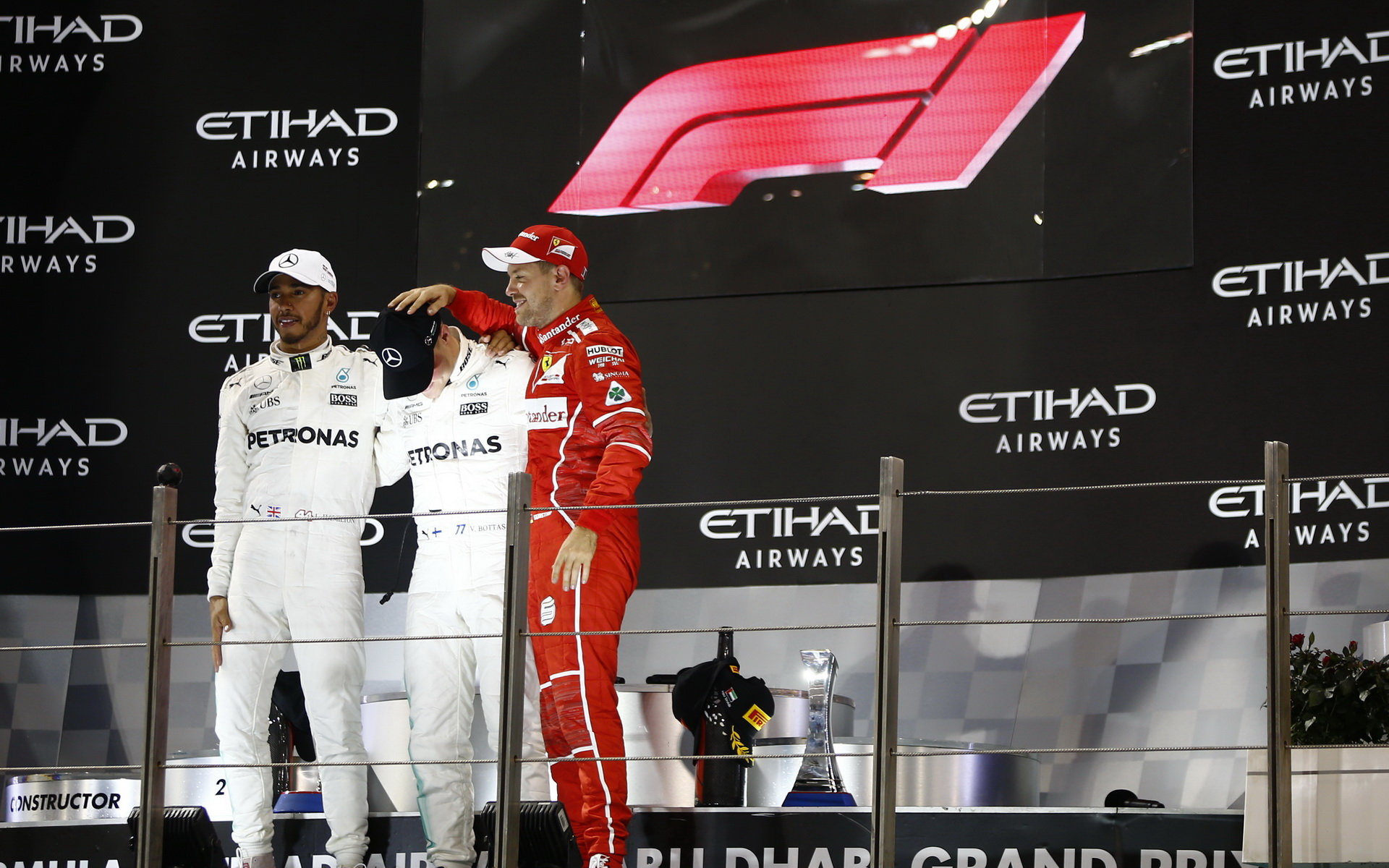 Tři nejlepší jezdci na pódiu a nové logo F1 po závodě v Abú Zabí