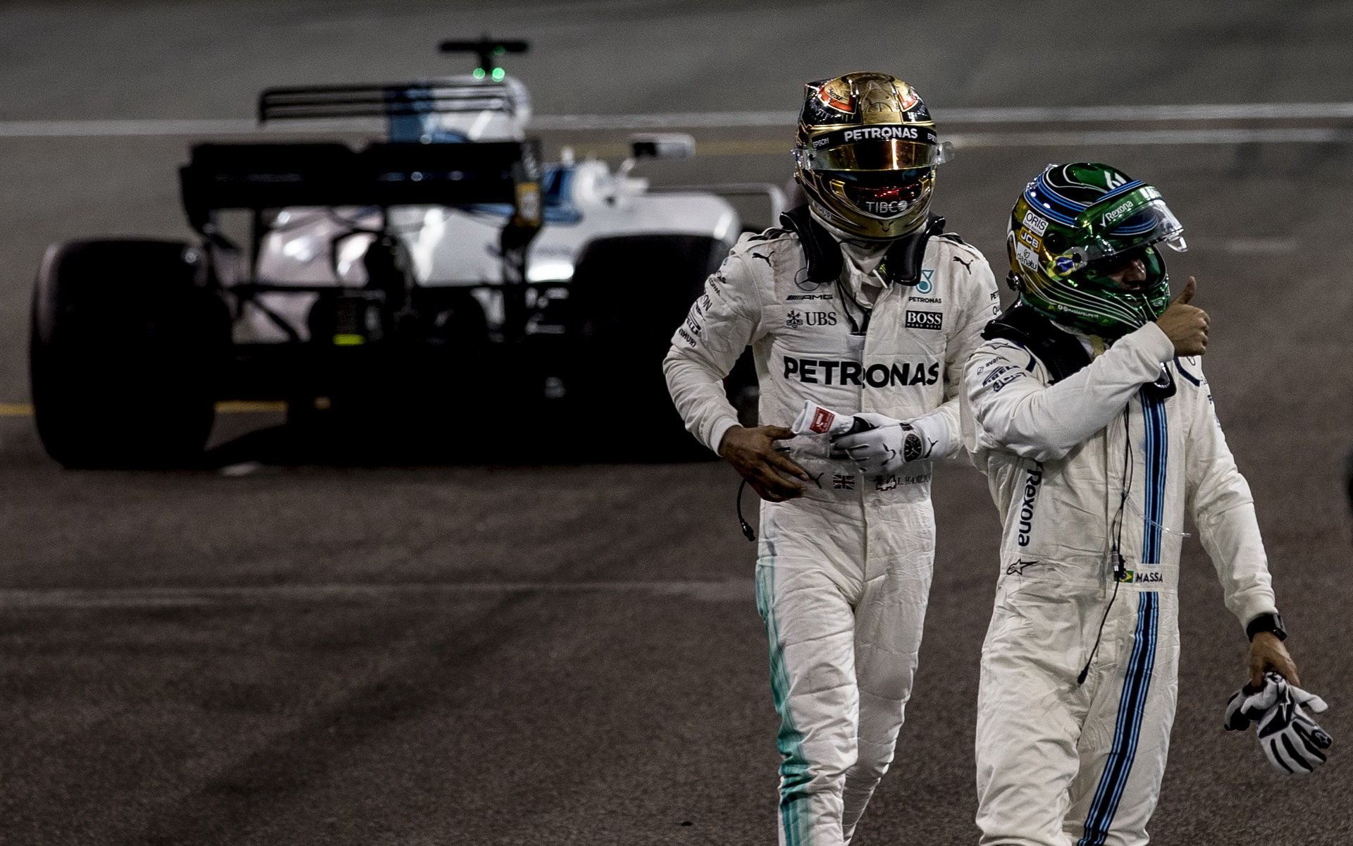 Felipe Massa a Lewis Hamilton po závodě v Abú Zabí