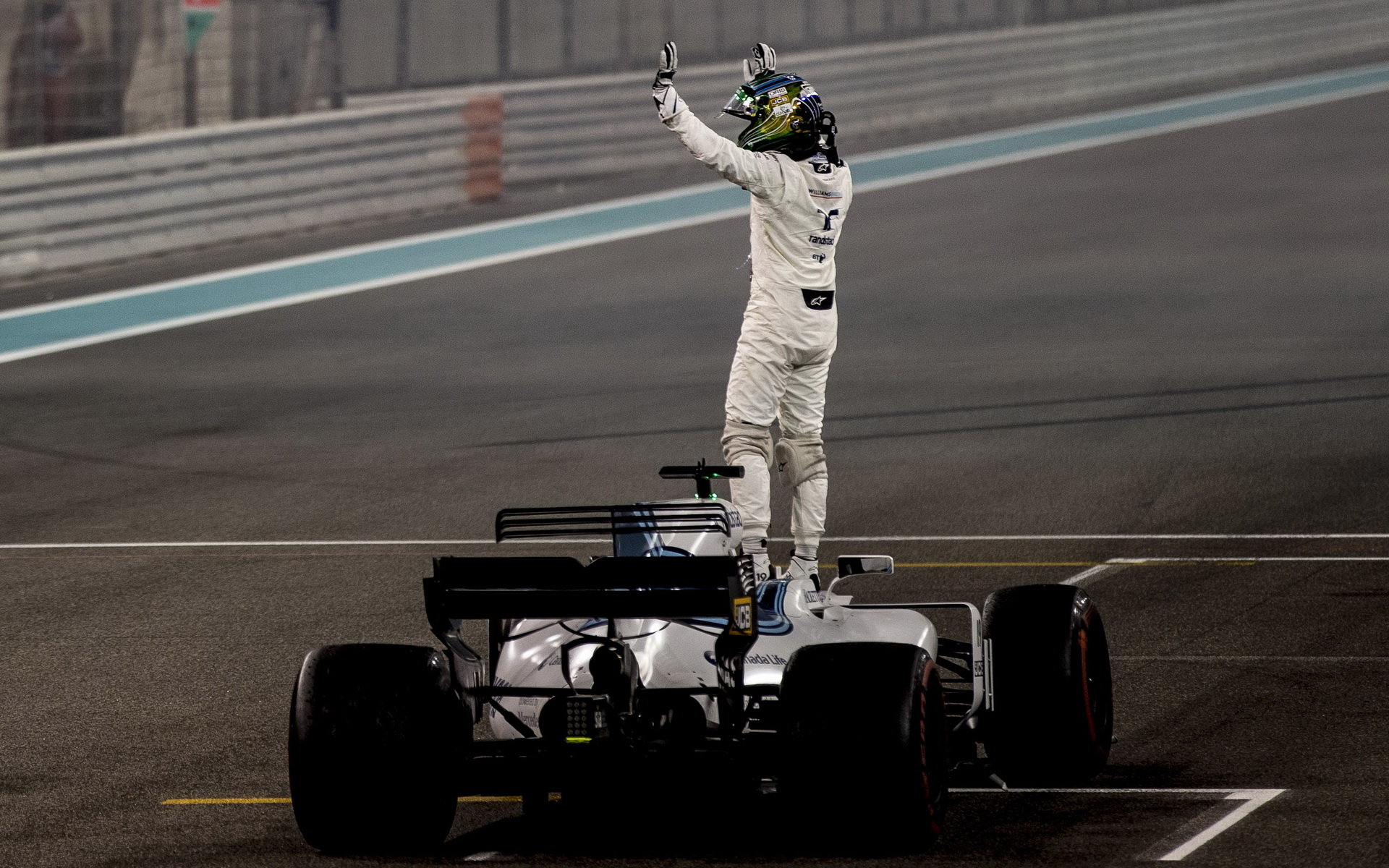 Felipe Massa se loučí s fanoušky po závodě v Abú Zabí