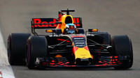 Daniel Ricciardo v závodě v Abú Zabí