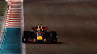 Max Verstappen v závodě v Abú Zabí