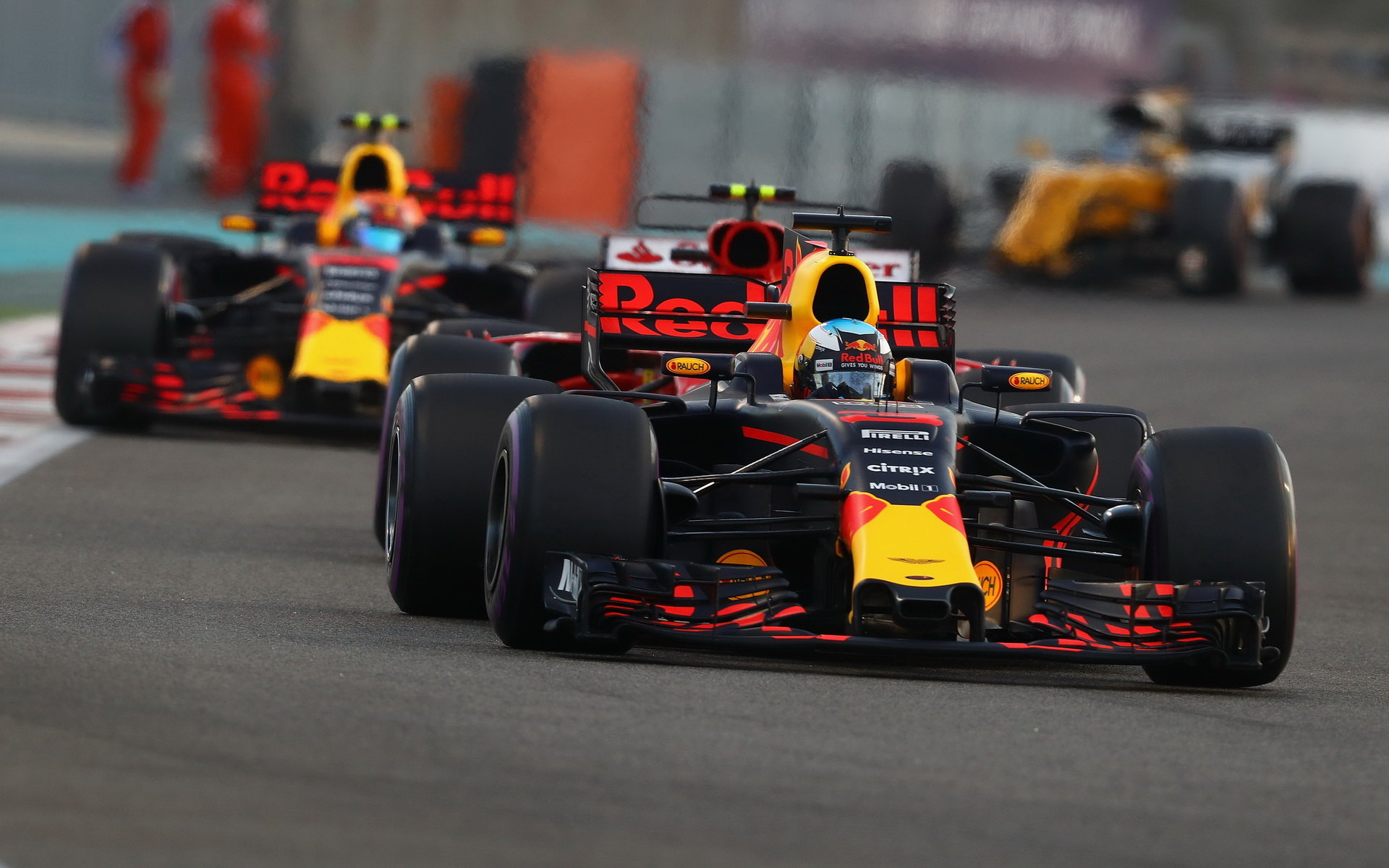 Daniel Ricciardo a Max Verstappen v závodě v Abú Zabí