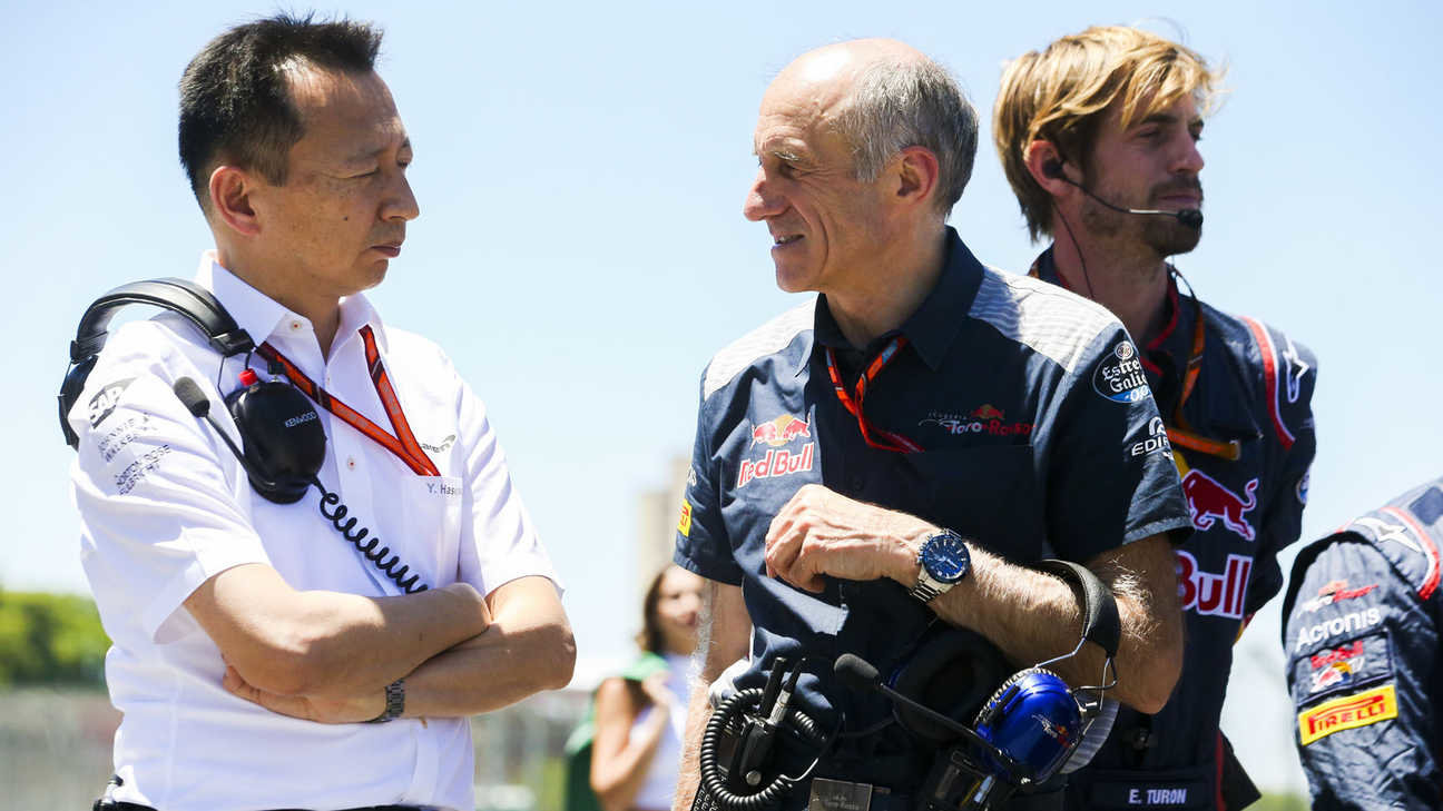 Jusuke Hasegawa (vlevo) teď bude častěji v kontaktu s šéfem Toro Rosso Franzem Tostem než s Ericem Boullierem z McLarenu 