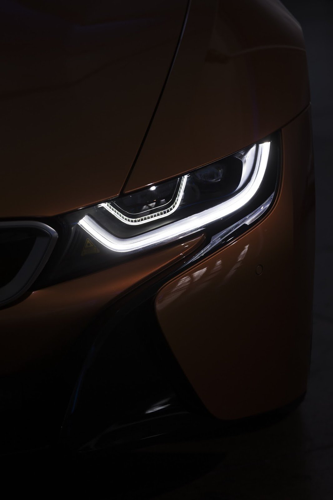 Led světlomety je vybaveno například i nové BMW i8 Roadster a BMW i8 Coupé