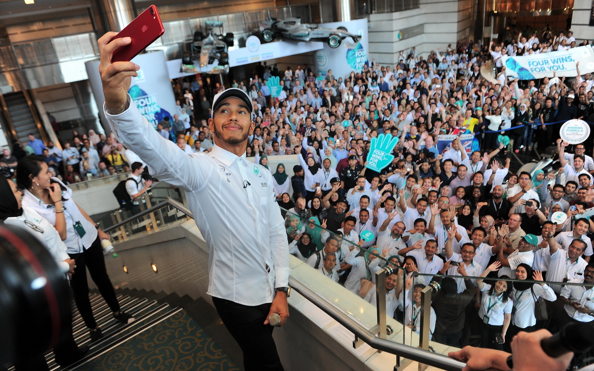 Lewis Hamilton oslavil svůj čtvrtý titul s kolegy v Petronasu
