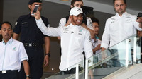 Lewis Hamilton oslavil svůj čtvrtý titul s kolegy v Petronasu