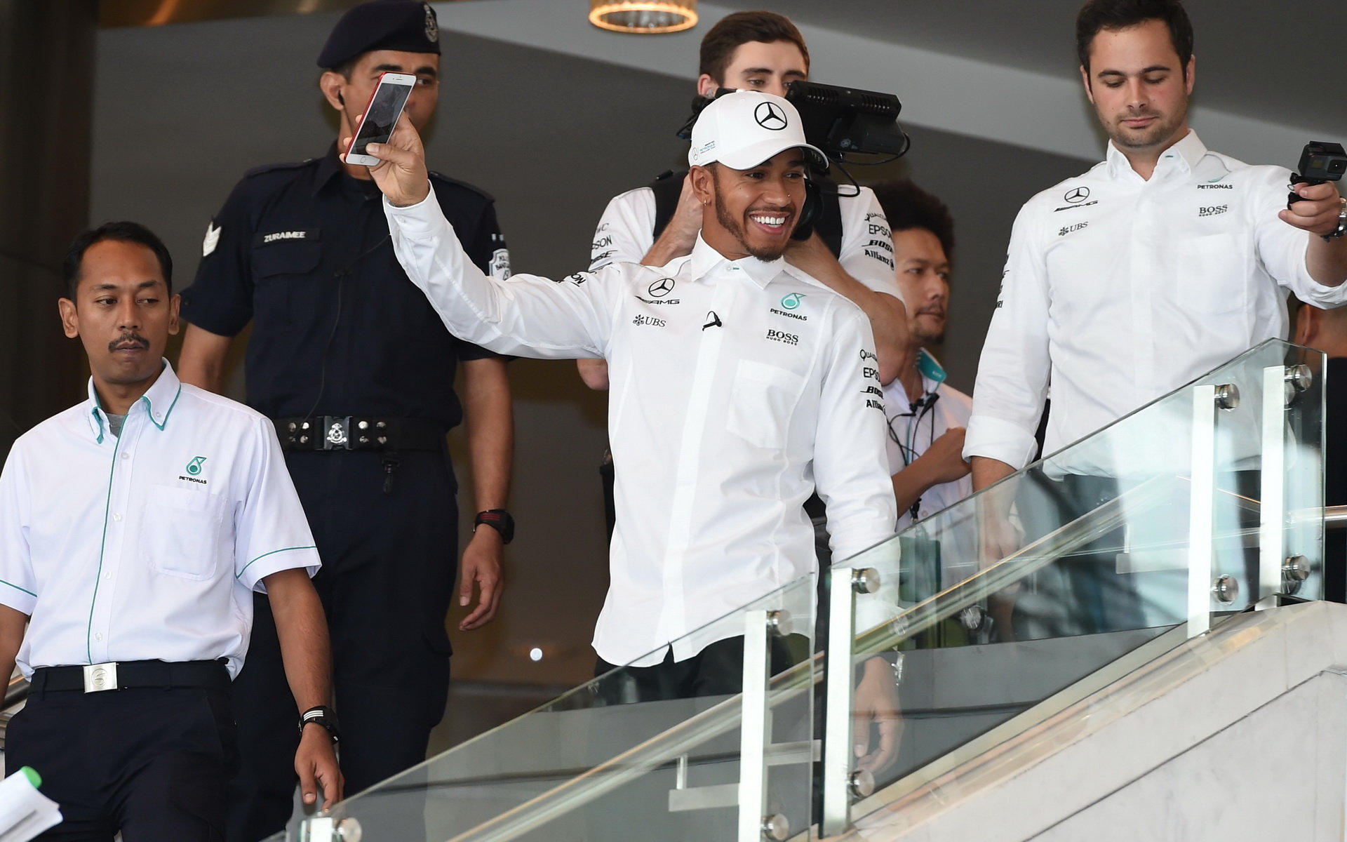 Lewis Hamilton oslavil svůj čtvrtý titul s kolegy v Petronasu