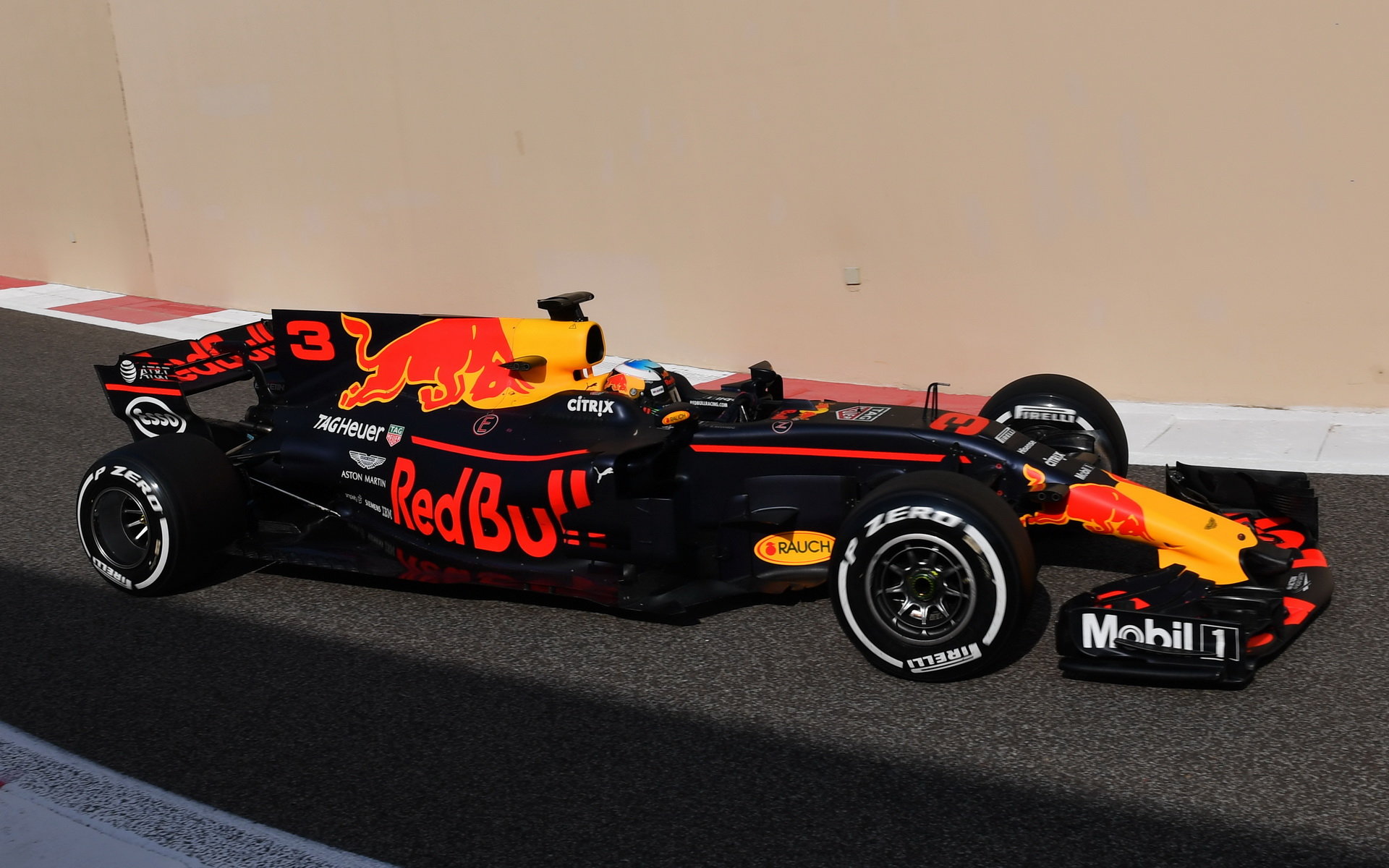 Daniel Ricciardo při testech v Abú Zabí
