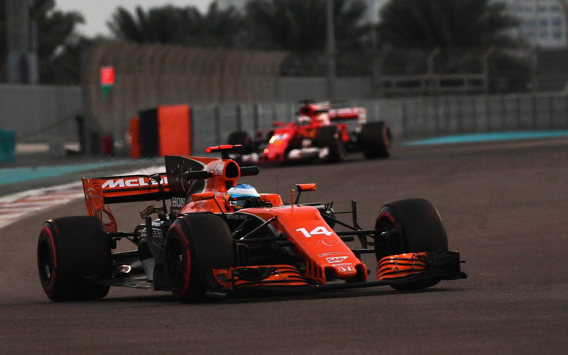 Fernando Alonso při testech v Abú Zabí