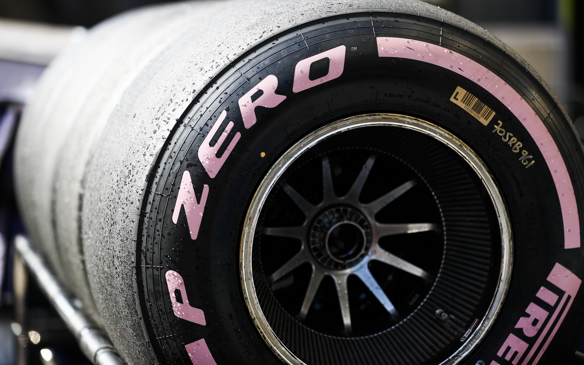 Nová směs pneumatiky Pirelli "Hyper měkká" při testech v Abú Zabí