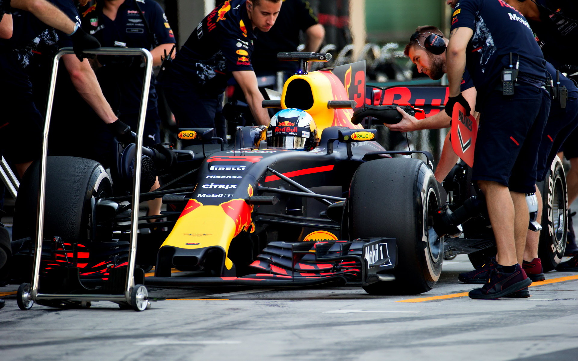 Daniel Ricciardo při testech v Abú Zabí