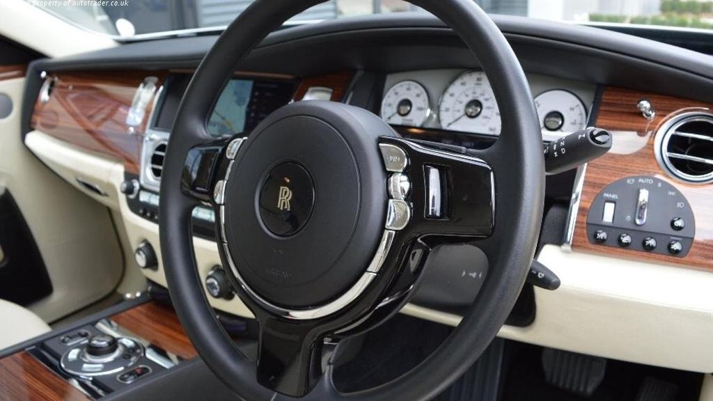Majitel je ochotný prodat svůj Rolls-Royce Ghost jen za Bitcoiny