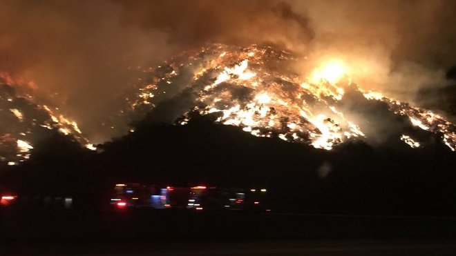 Děsivé požáry obklopují luxusní čtvrť Bel Air v Los Angeles
