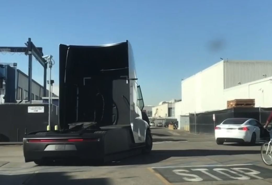Nové snímky elektrického tahače Tesla Semi umístil na svůj instagram Roy Greenberg