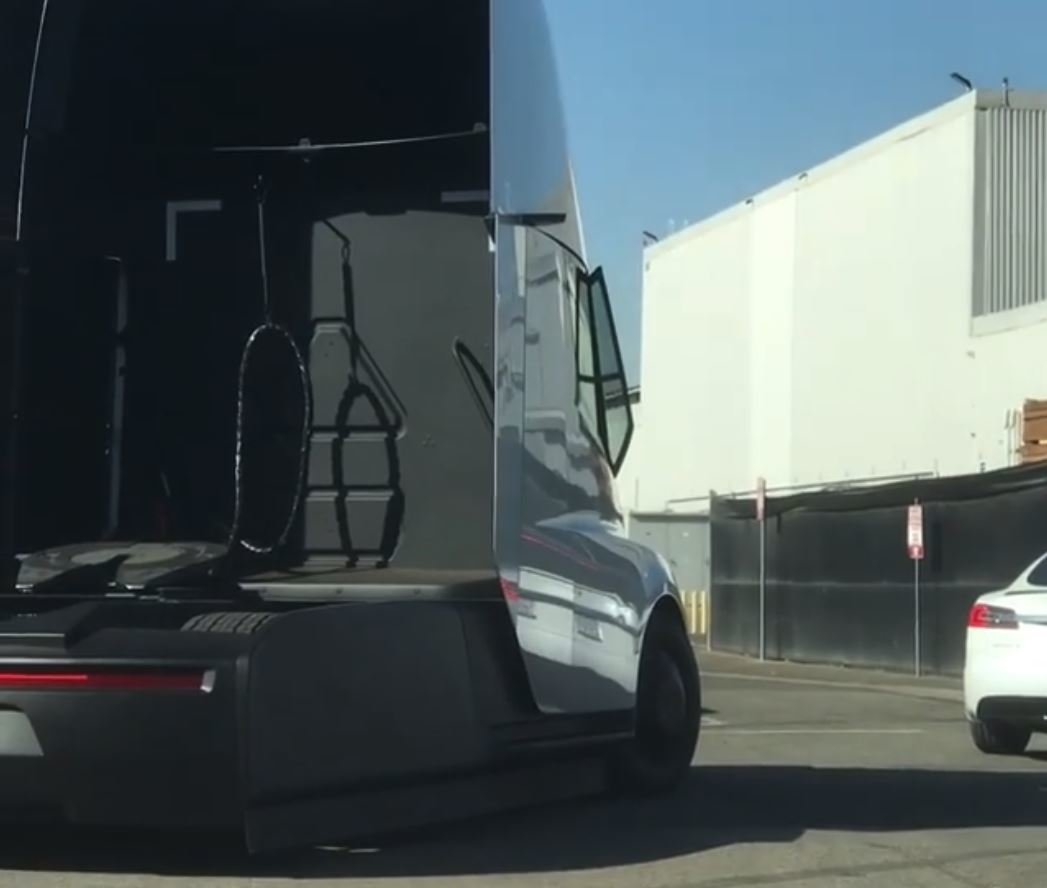 Nové snímky elektrického tahače Tesla Semi umístil na svůj instagram Roy Greenberg