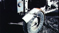 Detail na poškozený blatník Lunar Roveru, který astronaut opravil mapou a páskou
