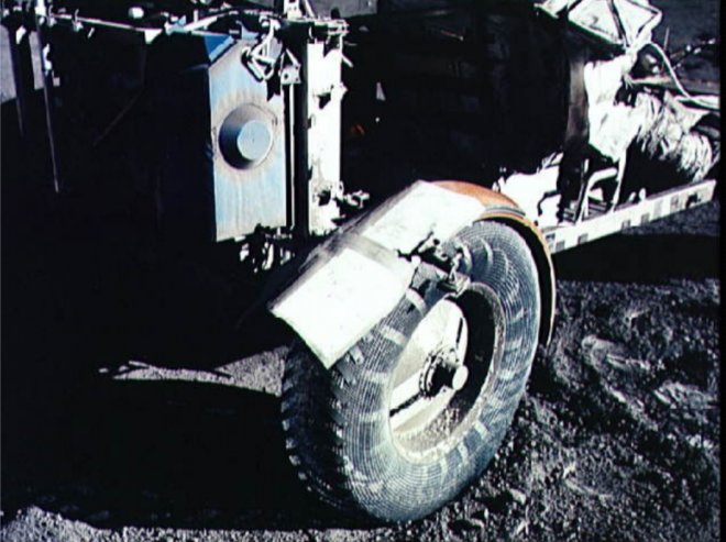 Detail na poškozený blatník Lunar Roveru, který astronaut opravil mapou a páskou