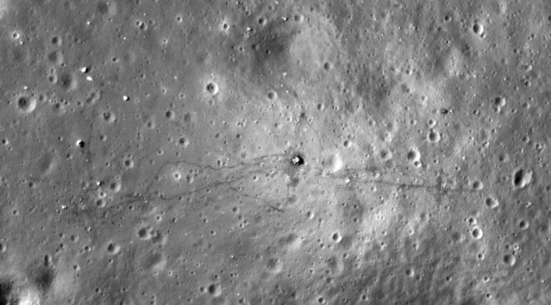 Záběry z NASA ukazují, že stopy Lunar Roveru jsou stále patrné i po 45 letech