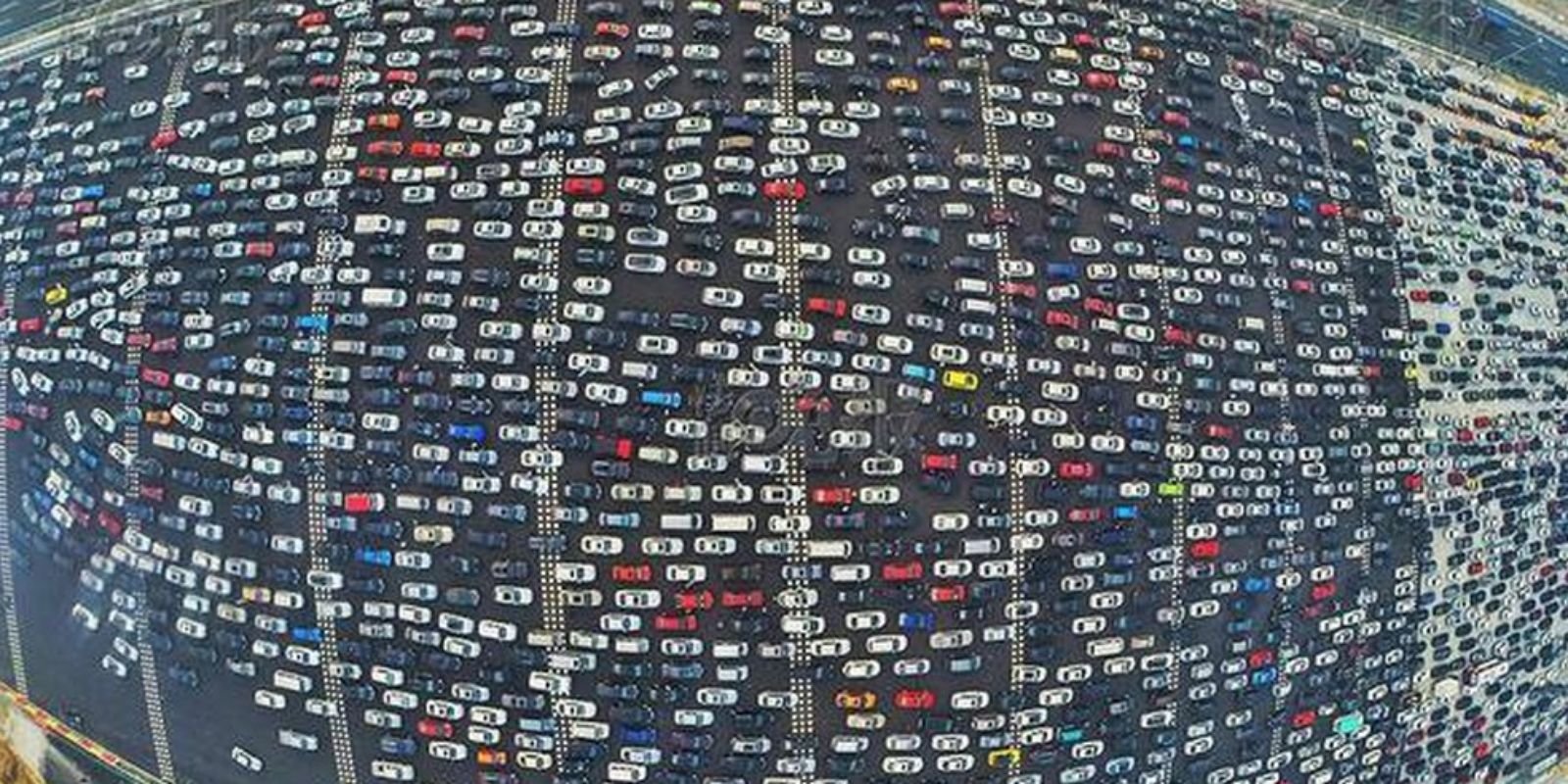 Kolona na padesátiproudové čínské dálnici