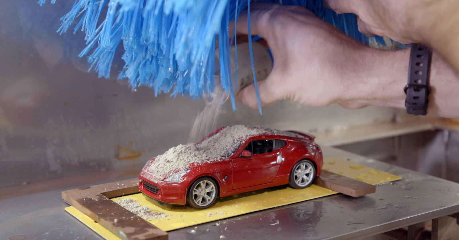 Technici v Nissanu si vyrobili zmenšený model mycí linky, aby mohli simulovat dlouhodobé poškození kartáči