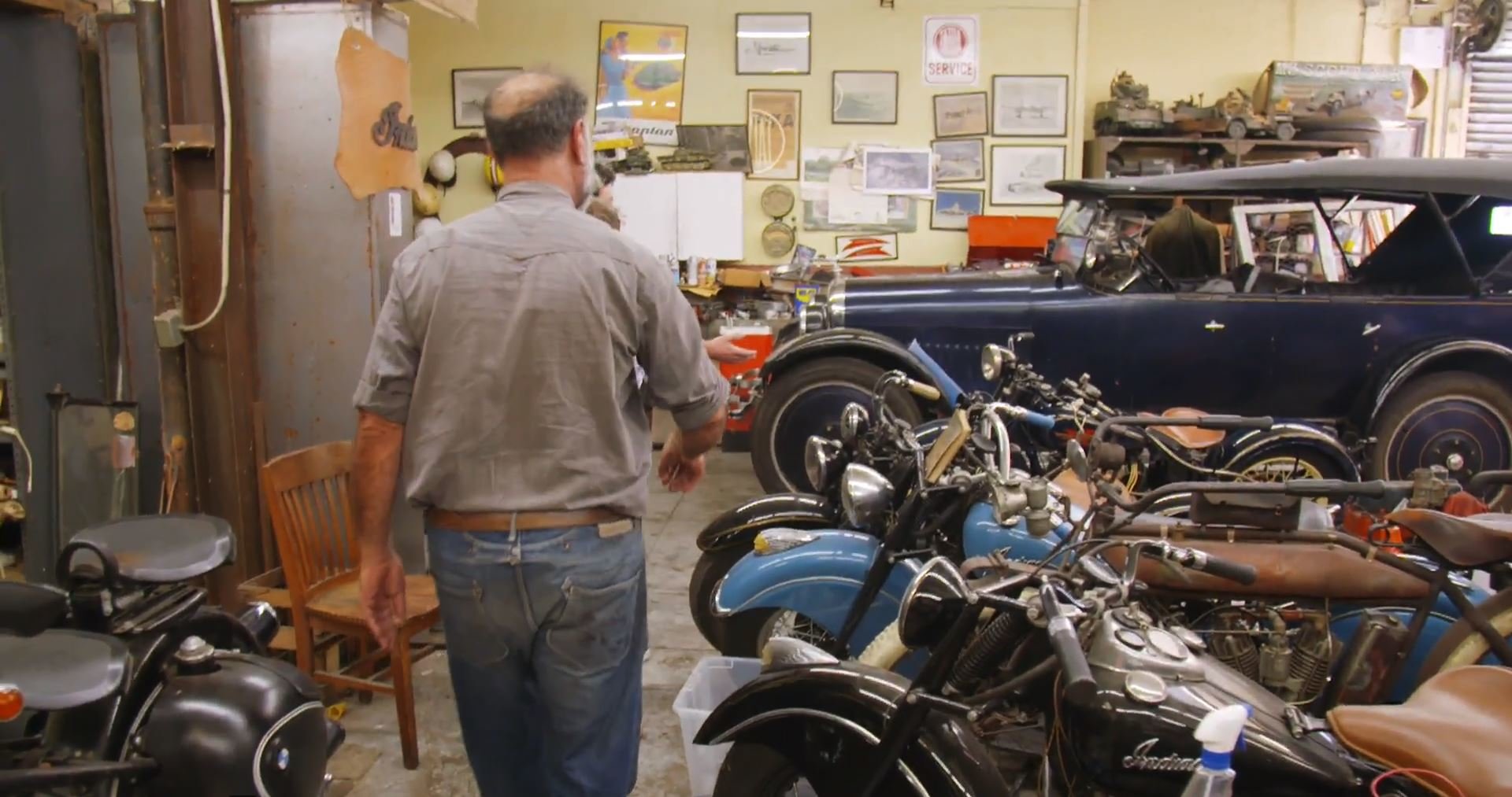 Paul se zaměřuje na sbírání a renovace raritních automobilů a motocyklů