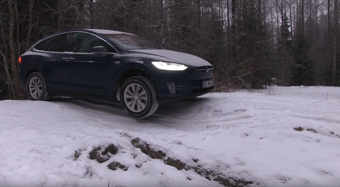 Tesla Model X jako off-road? Zajímavý pokus vyšel majitele draze