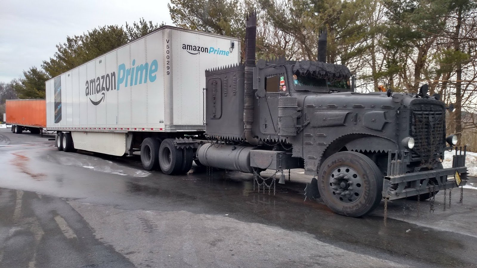 Děsivý tahač s návěsem Amazon Prime
