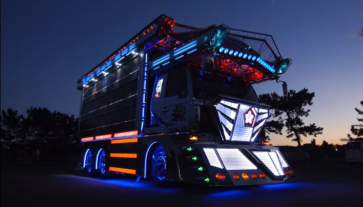 Staré popelářské náklaďáky v úpravě "Dekotora" jsou v Japonsku brány jako pojízdné umění