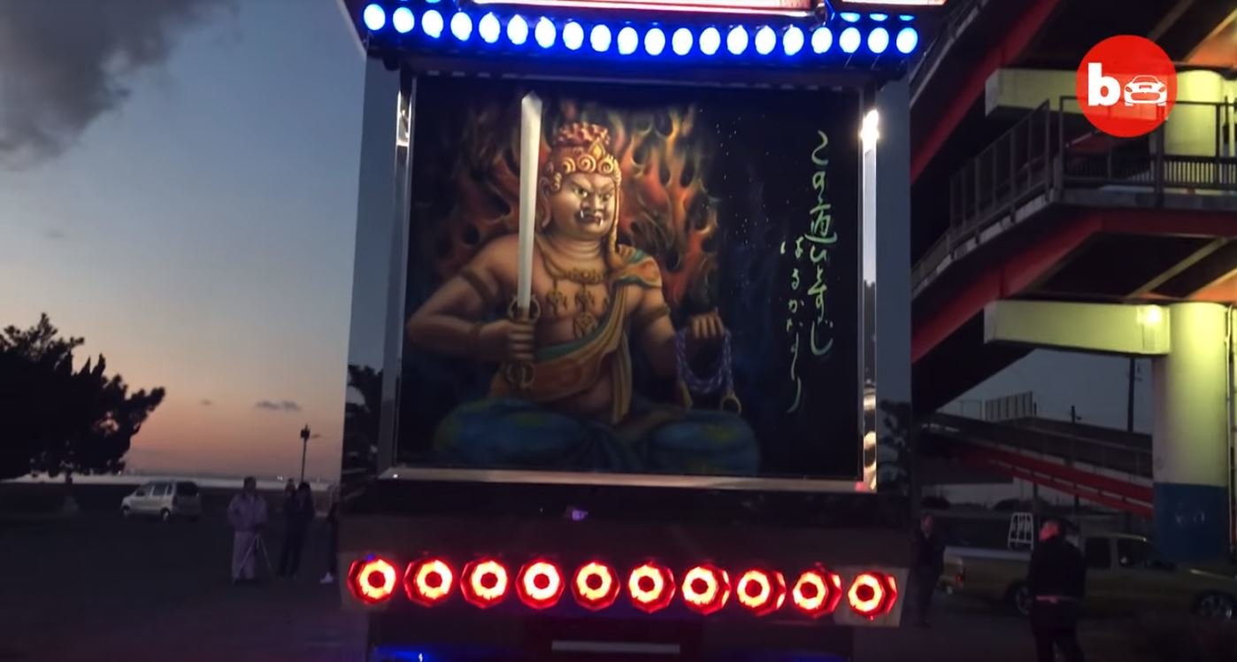 Náklaďáky "Dekotora" jsou v Japonsku brány jako pojízdné umění
