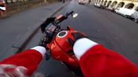 Chris RS, motorkář v kostýmu Santa Clause, zabránil žene v ujetí od nehody